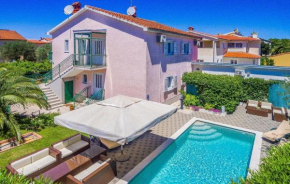Strandnahes Ferienhaus mit zwei Wohnungen, Terrasse und einem Garten mit Pool